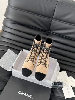 Chanel 24B秋冬新款靴这双最新款的靴子太好看啦 最上面筒靴旁边的小logo给整体增加了小细节 559
