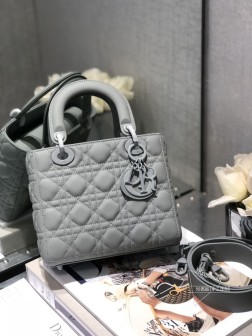 DIOR LADY MATTE 磨砂灰 雾霾蓝四格哑光色系经典不败 白色磨砂款是早春初夏必入的颜色夏天搭配清爽的蓝色的牛仔裤你就是这条街最时髦的仔！纯白色非常有法式慵懒的仙女感，干净纯粹但是又非常有创造性，可盐可甜 可仙可酷磨砂牛皮款的包包对比dior家之前出的漆光和羊皮款来说更加耐操，不容易出现划痕。值得一提的是，他的链条是个包身同色的纯白色，上身非常亮眼，三格mini size但是容量日常也非常够用完全不会卡手，可以说是性价比非常高的一款入门奢侈品包包了尺寸：20cm# 1080