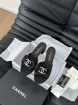 Chanel 24K走秀款玛丽珍单鞋简约又不失甜美俏皮!鞋头经典拼色简约易搭,搭配一字带更加跟脚。内 1040