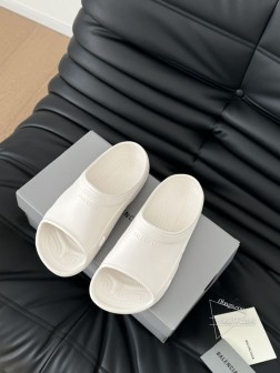 BALENCIAGE 巴黎世家 Pool Crocs 合作款厚底拖相信我,一定是一双可以让你整个夏天 787