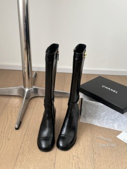 Chanel 24B秋冬新款靴!这双最新款的靴子太好看啦 最上面筒靴旁边的小logo给整体增加了小细 1015