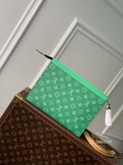 LV M83099 Pochette Voy 绿Monogram Eclipse帆布 迷你包