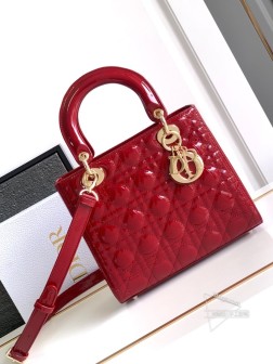 迪奥 【特级版本】 中号Lady Dior手袋 红色金扣进口漆皮牛皮24 X 20 X 11厘米可拆卸，可调节的细肩带内部拉链口袋大号贴袋可手提或斜挎