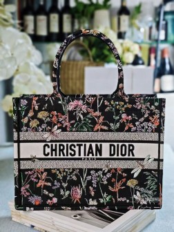 迪奥 田园花蜻蜓 这款 Dior Book Tote 手袋由 Dior 女装创意总监玛丽亚·嘉茜娅·蔻丽 (Maria Grazia Chiuri) 设计是体现 Dior 美学的主打产品。可收纳各种日常用品，采用黑色面料精心制作，通体饰以多色 Dior Herbarium 图案刺绣，以充满活力的设计致敬 Dior 先生对植物的热爱。从 Dior 档案汲取灵感，生动呈现多姿多彩的野生植物和花朵，描绘蜻蜓和蜜蜂翩然起舞的美好景象。中号款式，正面饰以 Christian Dior Paris 标志，彰