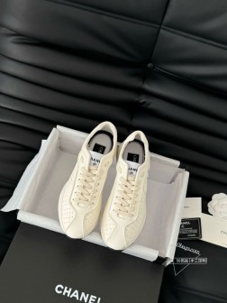 Chanel 25C新款熊猫运动休闲鞋百搭小白鞋 款式搭配不会出错撞色搭配活力满满啊 侧面压印log 435