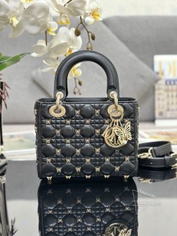 DIOR Lady Dior 四格蝴蝶钉 内里配羊筋采用羊皮革精心制作饰以藤格纹缉面线和金色饰面蝴蝶铆钉提升格调时尚典雅的设计经久不衰。搭配带有浅金色饰面金属蝴蝶吊饰和白色树脂珠饰的 D.I.O.R. 吊饰为精美的轮廓增添一分灵动。搭配可拆卸的皮革细肩带可手提或斜挎。尺寸：20 x 17 x 8 厘米，型号：M、