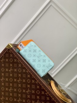 LV M61867 湖水蓝 Mahina 打孔 Monogram 小牛皮拉链钱包