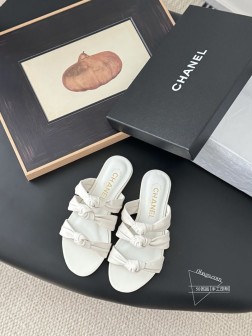 Chanel 25C早春玛丽珍拖鞋系列这一季的鞋子都很棒耶!纯黑色玛丽珍上脚很舒服鞋面皮质也很软,不 93