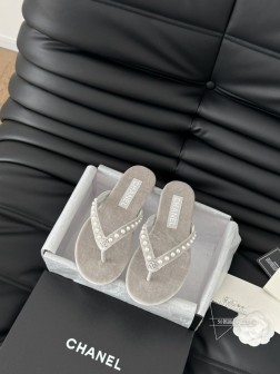 Chanel 25C新品夹脚人字拖鞋!这一系列这真的是绝了 怎么会这么美!夏天真的是无敌搭配可盐可甜 1008