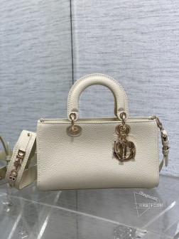 DIOR Lady D-Sire牛皮荔枝纹系列，牛皮质感超美，完美的廓形裁剪，搭配金属吊饰，酷帅随性又不失优雅，整体设计别致，可调节的宽肩带，搭配字母徽章，打造不同的时尚风格！Size：26×8×15cm