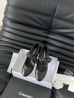 Chanel 25C早春玛丽珍单鞋系列这一季的鞋子都很棒耶!纯黑色玛丽珍上脚很舒服鞋面皮质也很软,不 832