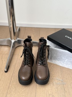 Chanel 24K新品双C短靴原版11复刻 经典中的经典无论搭配裤装还是裙装都是完美小圆头的设计很 1022