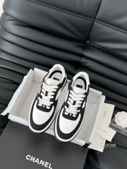 Chanel 25C新款熊猫运动休闲鞋百搭小白鞋 款式搭配不会出错撞色搭配活力满满啊 侧面压印log 156