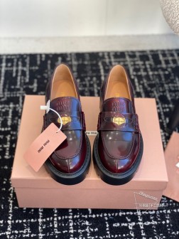 Miu Mi24秋冬厚底金币乐福鞋新品高级感十足,鞋面中间嵌入 复古又时髦,藏起来这种可爱小心思又甜 717