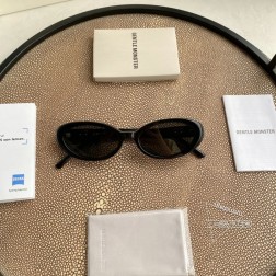 最新款Jennie - Hush 系列 Hush 为Jentle Salon系列太阳镜。镜框采用板材材质，搭配椭圆形前框，标志性细节装饰增添独特魅力。镜腿可选择搭配趣味配饰，丰富感官想象，构筑创意系列感。正面 144.6mm, 镜脚 146.3mm宽度 53.2mm, 高度 32mm鼻梁 19mm秘特殊渠道货源秘㊣配图片白色独家全套包装(礼品袋+发票+外盒+内盒+眼镜布+磨砂镜腿袋)