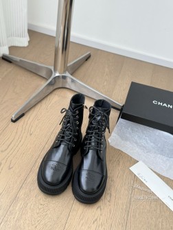 Chanel 小香24K新品短靴原版11复刻 经典中的经典无论搭配裤装还是裙装都是完美小圆头的设计很 1297