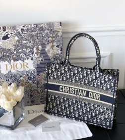 迪奥 book tote oblique老花蓝小号这款有多受追捧已然无需赘述任何人都能驾驭～ 出片根本不挑人 非常适合旅行 出差 随便往那一扔就是一张大片Obique是越看越顺眼那一卦 上手连造型都不用亲自凹面料挺阔耐脏耐磨 ～ 完美一百分都是形容它没有任何缺点每个拿到手的仙女都会知道这是买得最明智的一只 什么都能装进去 衣服 化妆品 帽子 甚至猫猫狗狗 必败就对了 book tote小号 ： 36.52817.5cm大号 ： 41.53518 cm0# 0