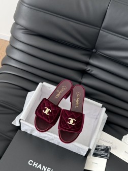 Chanel 25C新款书包扣拖鞋!这一季的蜜儿拖上脚太好看了上脚巨显细长 灰常滴高级!鞋面羊皮 内 959