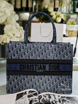 迪奥 新款：蓝D牛仔刺绣这款 Dior Book Tote 手袋由 Dior 女装创意总监玛丽亚·嘉茜娅·蔻丽 (Maria Grazia Chiuri) 设计，是体现 Dior 美学的主打产品。可收纳各种日常用品，采用蓝色 Denim Dior Oblique 提花面料精心制作，以不规则的石洗效果焕新演绎 Dior 的经典图案，彰显现代魅力。中号款式，正面饰以对比鲜明的 Christian Dior Paris 标志，彰显 Dior 的精湛工艺，可手提。正面饰以 Christian Dior 