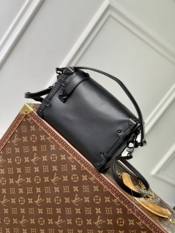 LV M24309 黑色粒面皮革 Side Trunk 中号手袋