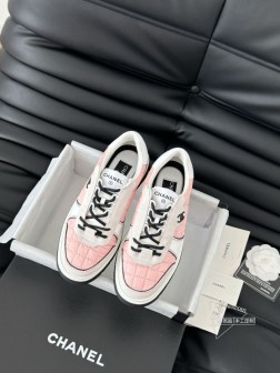 Chanel 25C新款熊猫运动休闲鞋百搭小白鞋 款式搭配不会出错撞色搭配活力满满啊 侧面压印log 148