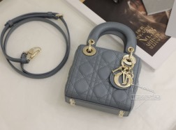 迪奥 超mini lady戴妃包 雾霾蓝系列这款超迷你Lady 手袋体现了品牌对精致和美丽的深刻洞见。采用黑色羊皮革精心制作，饰以藤格纹缉面线，标志性版型搭配金属吊饰提升格调。迷你造型，可收纳各种小件随身物品，是晚装造型的理想良伴。·1个内部隔层·尺寸：12x10x5厘米·可收纳AirPods Pro、唇膏和钥匙# 