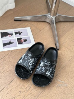 BALENCIAGE 巴黎世家拖鞋相信我,一定是一双可以让你整个夏天焊死脚上的沙滩拖鞋宽体的鞋型,显 419