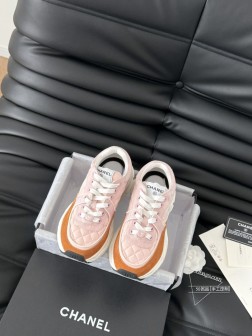 Chanel 25C新款熊猫运动休闲鞋百搭小白鞋 款式搭配不会出错撞色搭配活力满满啊 侧面压印log 656