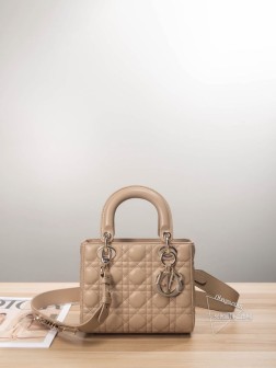迪奥 饼干色My ABCDior四格小羊皮藤格纹手提包，搭配可个性化宽肩背带，随赠6枚徽章，淡金色金属配饰，个性化宽肩背带，点缀Dior徽章，可手提亦可肩背或斜挎。Size：20x16.5x8cm
