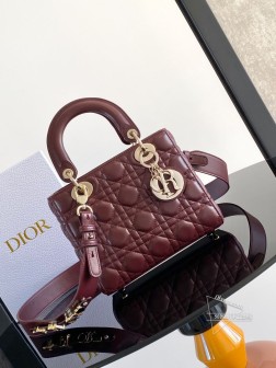 DIOR 这款 Lady Dior Dior 手袋集中体现了 Dior 对优雅和美丽的深刻洞见。采用羊皮革精心制作，以藤格纹缉面线打造醒目的绗缝细节，时髦典雅的设计经久不衰。缀有浅金色饰面金属 D.I.O.R. 吊饰，彰显优雅气质。小号款式，设计别致，肩带可饰以徽章彰显个性，可手提或斜挎。可调节的宽肩带包含三枚徽章，可打造个性造型。总共可搭配六枚徽章装饰。内部拉链口袋可随心搭配其他 Dior 刺绣肩带内含防尘袋意大利制造尺寸：20 x 17 x 8 厘米（长 x 高 x 宽）型号M0538