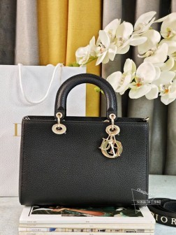 DIOR 新款黑色中号 这款 Lady D-Sire 手袋是二零二四春夏成衣系列新品，从 Lady Dior 手袋经典的优雅气质汲取灵感。融入休闲风格重新诠释，打造都市造型，轻盈的黑色粒面牛皮革触感柔软、经久耐用。中号款式，饰以浅金色饰面金属 D.I.O.R. 吊饰，为精美的轮廓增添一分灵动。搭配可拆卸的皮革细肩带，可手提或肩背。可拆卸、可调节的细肩带内部插袋内部拉链口袋可随心搭配其他 Dior 刺绣肩带内含防尘袋尺寸30X20X13厘米