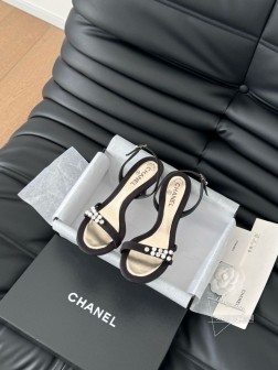 Chanel Vintage中古系列珍珠凉鞋简约而不简单的款,上脚特别显脚细。鞋面定制面,内里垫脚羊 480