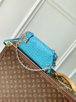 LV M25445 宝蓝驼鸟纹 Slim Trunk 手袋,软牛皮革,铆钉边框