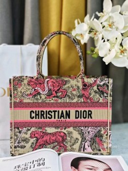 迪奥 2024新颜色 杏红虎动物园 这款 Book Tote 手袋由 Dior 女装创意总监玛丽亚·嘉茜娅·蔻丽 (Maria Grazia Chiuri) 设计，是体现 Dior 美学的主打产品。通体饰以杏色和红色 Reverse 茹伊印花刺绣，全新演绎经典图案，突显反色效果，可收纳各种日常用品。中号款式，正面饰以 Christian Dior Paris 标志，彰显 Dior 的精湛工艺，可手提或肩背。正面饰以 Christian Dior Paris 标志内含防尘袋尺寸36.5X27X16