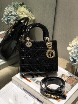 DIOR My ABC dior黑色漆皮 年度新款的徽章包可定制ABC系列 特别好玩的一款包包26个字母 砖柜可以免费DIY三个自己喜欢的字母与之前的徽章相比，徽章从按扣安装改为穿拉方式不想用徽章的时候取下来也不会突兀容量也是超级能装出门的刚需一应俱全收纳配合舒适的宽肩带 斜背俏皮时尚 手提又瞬间变得温柔优雅 将实用和美观结合得刚刚好 尺寸：20cm#