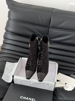 Chanel 24B秋冬新款靴!这双最新款的靴子太好看啦 最上面筒靴旁边的小logo给整体增加了小细 1431
