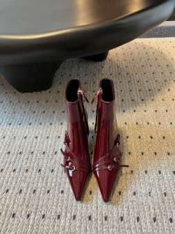 独家高版 miumi 缪缪 24ss小猫跟尖头短靴俏皮可爱性感聚集一身 小猫跟的设计太友好了 裸 713