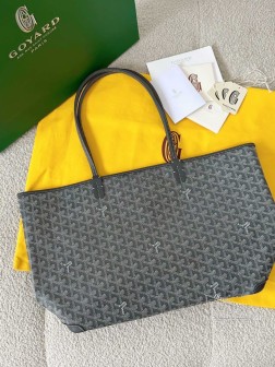 GOYARD拉链tote购物袋大号灰色 他们家的购物袋都不用我多说的啦所有tote中最轻最好用的一只如果你不喜欢经典那个敞口的极其推荐你入这个：拉链款！整个安全系数直线上升而且包身更加硬挺底部还有牛皮包边防磨损整体的质感up up up 包身会比常规款小一些，大号也不算大～重点再说一句，我们家的配皮配的是真牛皮！不是市场的超纤jia皮注意啦 中号：41×27×15cm6041m大号：50××17cm60m
