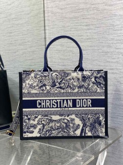迪奥 Tote最新秋冬老虎系列，被种草了这个包，可以背的托特来了，既保留了包型的简洁，又兼具了大包的大容量，既可手拎又可斜跨，完全满足日常出行需求，经典的动物刺绣，标志性的字母，时尚百搭又满满的复古气息size：361627cm