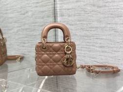 迪奥 藕粉Lady最新micro系列一只什么都装不下只能装下可爱的小包包采用柔软的绵羊皮精心制作标志性的字母五金扣精巧的包形简约时尚又百搭容量较小只能放下口红，车钥匙，还能当卡包 size：12105cm