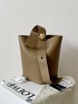 LOEWE pebble 水桶包中号 棕色 纳帕牛皮 肩带鹅卵石五金