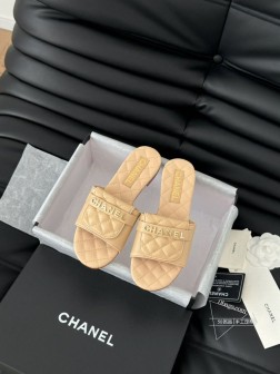 Chanel 25C新款书包扣拖鞋回归的经典书包扣设计 特别Vintage 复古味十足乐福鞋也长到了 524