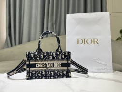 DIOR 新品迷你 BOOK TOTE 手袋（附肩带）蓝色和米色 Oblique 印花刺绣 (21.5 x 13 x 7.5 cm)编号 S5573CRIW_M928这款迷你尺寸手袋是二零二四早春系列的新品，由玛丽亚·嘉茜娅·蔻丽 (Maria Grazia Chiuri) 精心设计，丰富了经典的 Dior Book Tote 系列。通体饰以品牌经典的蓝色和米色 Oblique 印花刺绣，点缀以 Christian Dio，r Paris 标志。这款 Dio，r Book Tote 手袋彰显 D