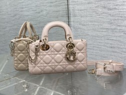 DIOR 胭脂粉小号全新D-joy强势回归，最新小号 大爆款的节奏，包包自带两条肩带，多种背法，上身又美又飒，经典的菱格设计，搭配柔软的绵羊皮优雅又时尚size：22.5611.5cm