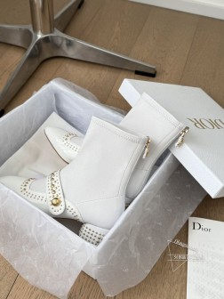 迪奥DiorR经典铆钉珍珠条漆皮袜靴迪奥 DiorR #弹力靴 2024 SS经典铆钉珍珠条漆皮袜靴 535