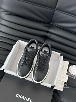 Chanel 25C新款熊猫运动休闲鞋百搭小白鞋 款式搭配不会出错撞色搭配活力满满啊 侧面压印log 143