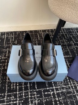 P家24ss 秋冬季新款 厚底 新款一脚蹬乐福鞋真的是经典顶奢潮流风范,演绎都市精英 设计彰显功能性 354