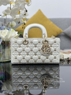 DIOR Lady D-Joy 横格太阳钉 内里配羊筋，采用羊皮革精心制作以金色饰面金属太阳钉点缀藤格纹缉面线，D.I.O.R. 吊饰搭配浅金色饰面金属吊饰和太阳吊饰为精美的轮廓增添一分灵动。中号款式，搭配可拆卸的链条肩带和可调节可拆卸的皮革肩带可手提、肩背或斜挎是日常造型的理想之选。尺寸：26 x 13.5 x 5 厘米、型号：M0998