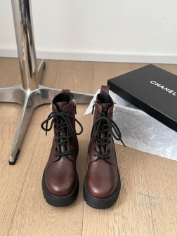 Chanel 24K新品双C短靴原版11复刻 经典中的经典无论搭配裤装还是裙装都是完美小圆头的设计很 1023