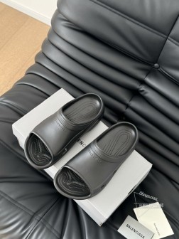 BALENCIAGE 巴黎世家 Pool Crocs 合作款厚底拖相信我,一定是一双可以让你整个夏天 785